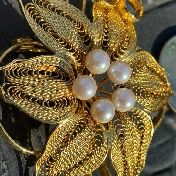 Oversized golden flower brooch with stylized, “pearl” stamen. - Picture 7 of 7